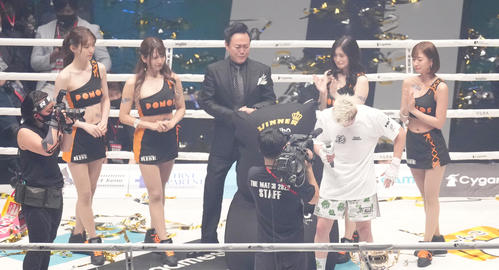 試合後、涙ぐむ那須川天（右から2人目）にもらい泣きするラウンドガールライズフォースのメンバー