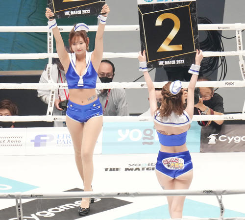 THE MATCH 2022　会場を盛り上げるラウンドガールK-1ガールズの小湊美月（左）（撮影・菅敏）