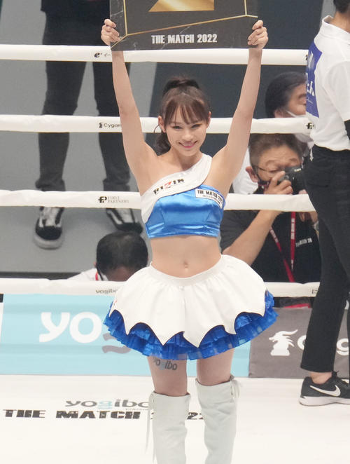 THE MATCH 2022　トロフィーを手にするラウンドガールRIZINガールの加奈（右）（撮影・菅敏）