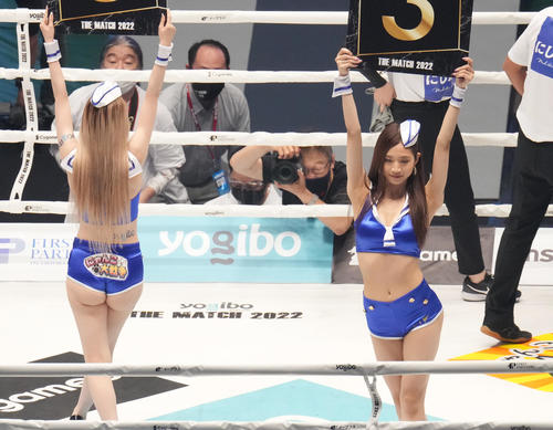 THE MATCH 2022　会場を盛り上げるラウンドガールK-1ガールズの宮野真菜（撮影・菅敏）