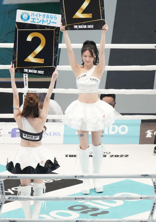 THE MATCH 2022　会場を盛り上げるラウンドガールRIZINガールの荒井つかさ（撮影・菅敏）