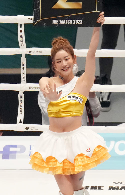 THE MATCH 2022　会場を盛り上げるラウンドガールRIZINガールの山口梓（左）（撮影・菅敏）