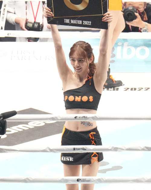 THE MATCH 2022　会場を盛り上げるラウンドガールライズフォースの宮原華音（撮影・菅敏）