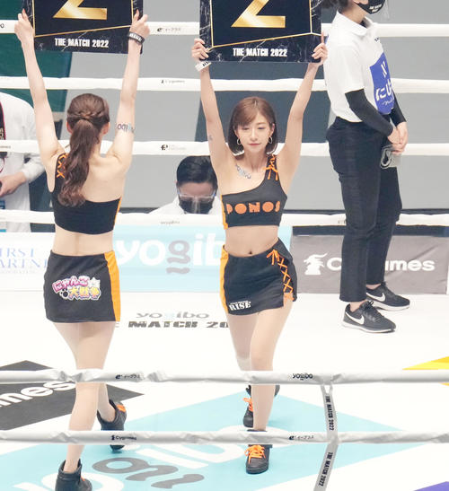 会場を盛り上げるラウンドガールライズフォースの大貫彩香（撮影・菅敏）