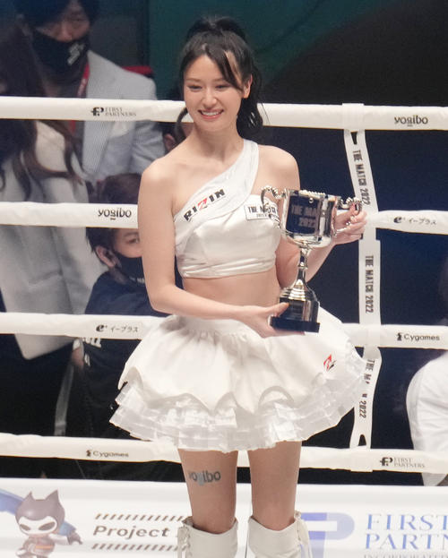 THE MATCH 2022　トロフィーを手にするラウンドガールRIZINガールの荒井つかさ（撮影・菅敏）