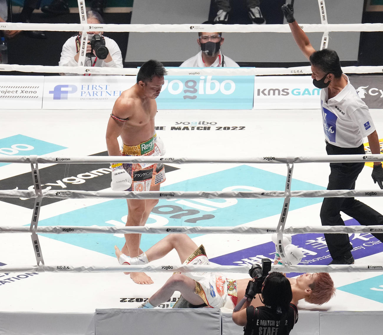 1回、白鳥（下）にパンチを決め、KO勝ちをするウィラサクレック（撮影・菅敏）