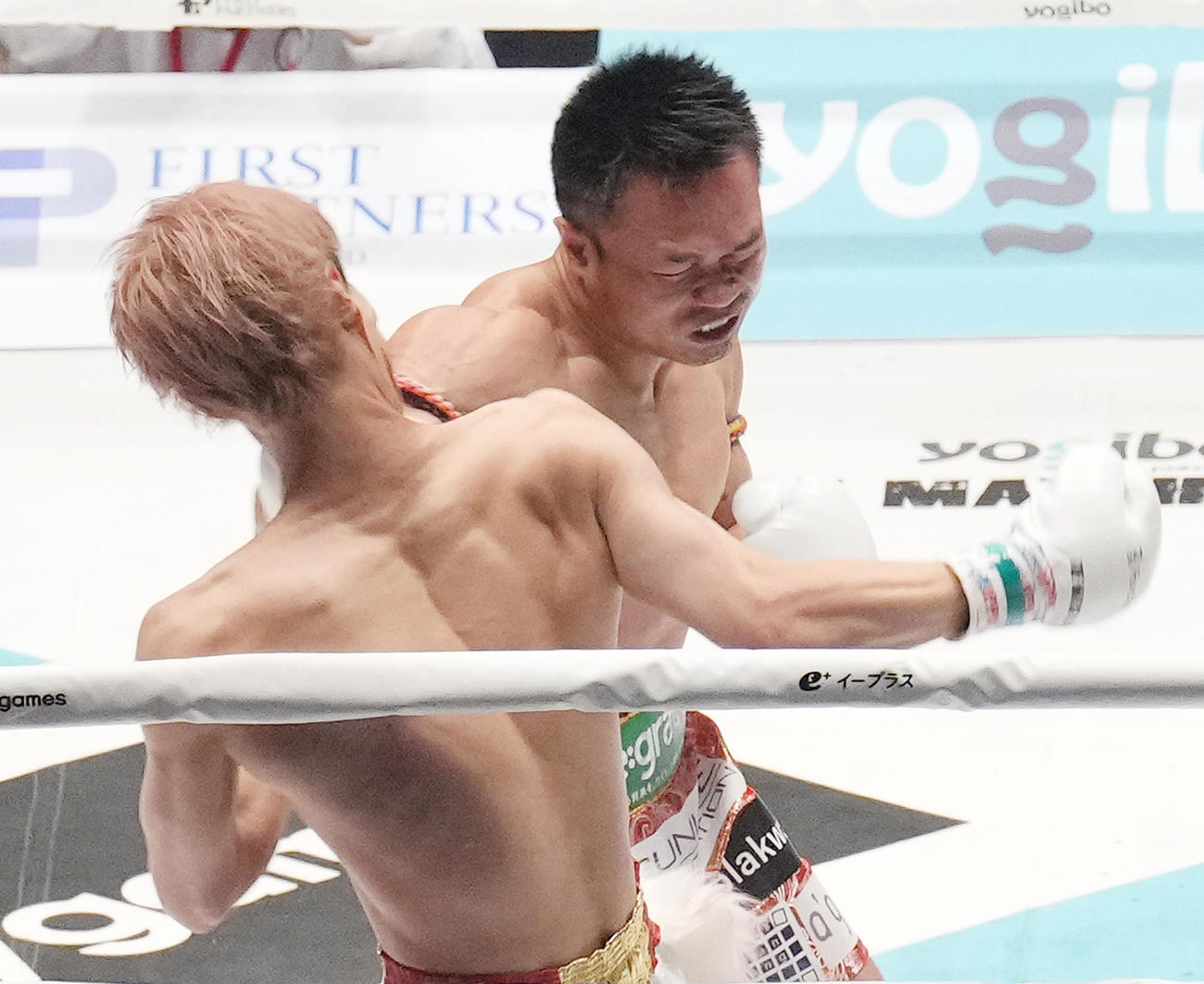 1回、白鳥（手前）にKOのパンチを決めるウィラサクレック（撮影・菅敏）