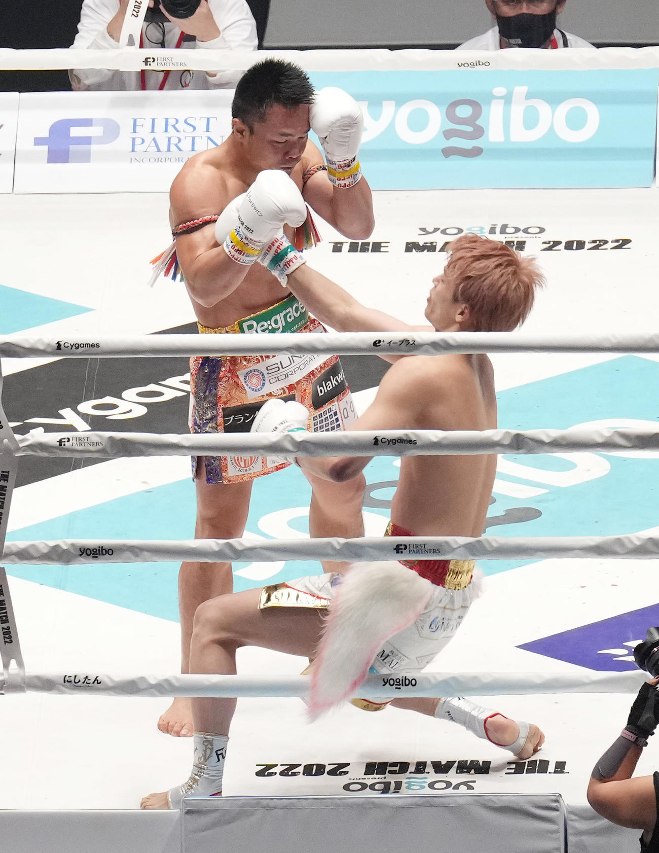 1回、白鳥（右）にパンチを決め、KO勝ちをするウィラサクレック（撮影・菅敏）