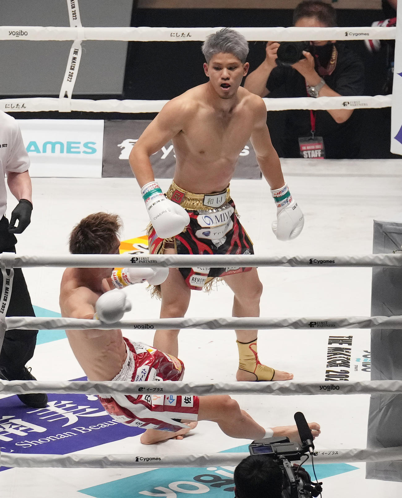 1回、山崎（手前）からダウンを奪う原口（撮影・菅敏）
