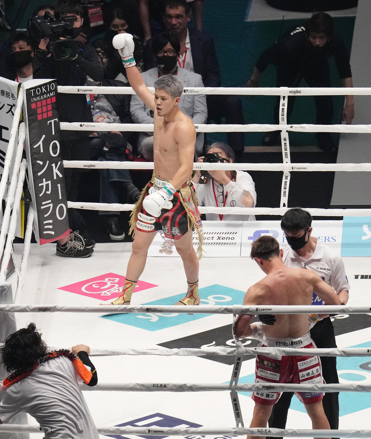 山崎（右から2人目）に勝利し、ガッツポーズを見せる原口（撮影・菅敏）