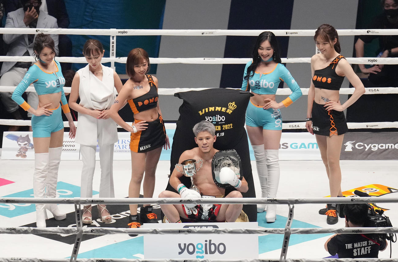 山崎に勝利し、トロフィーを手に記念写真に納まる原口（撮影・菅敏）