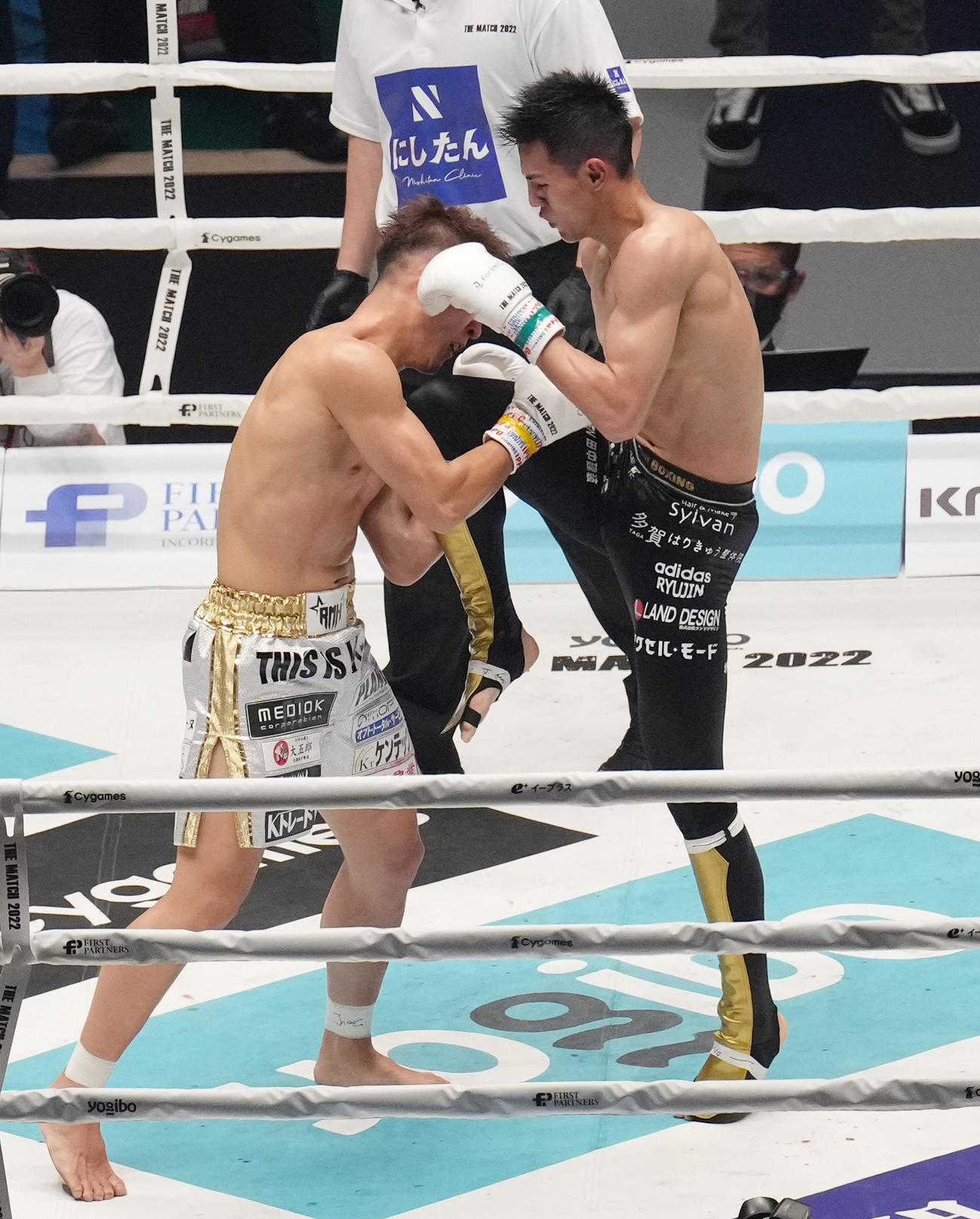 延長戦で野杁正明（左）にひざ蹴りを見舞う海人（撮影・菅敏）