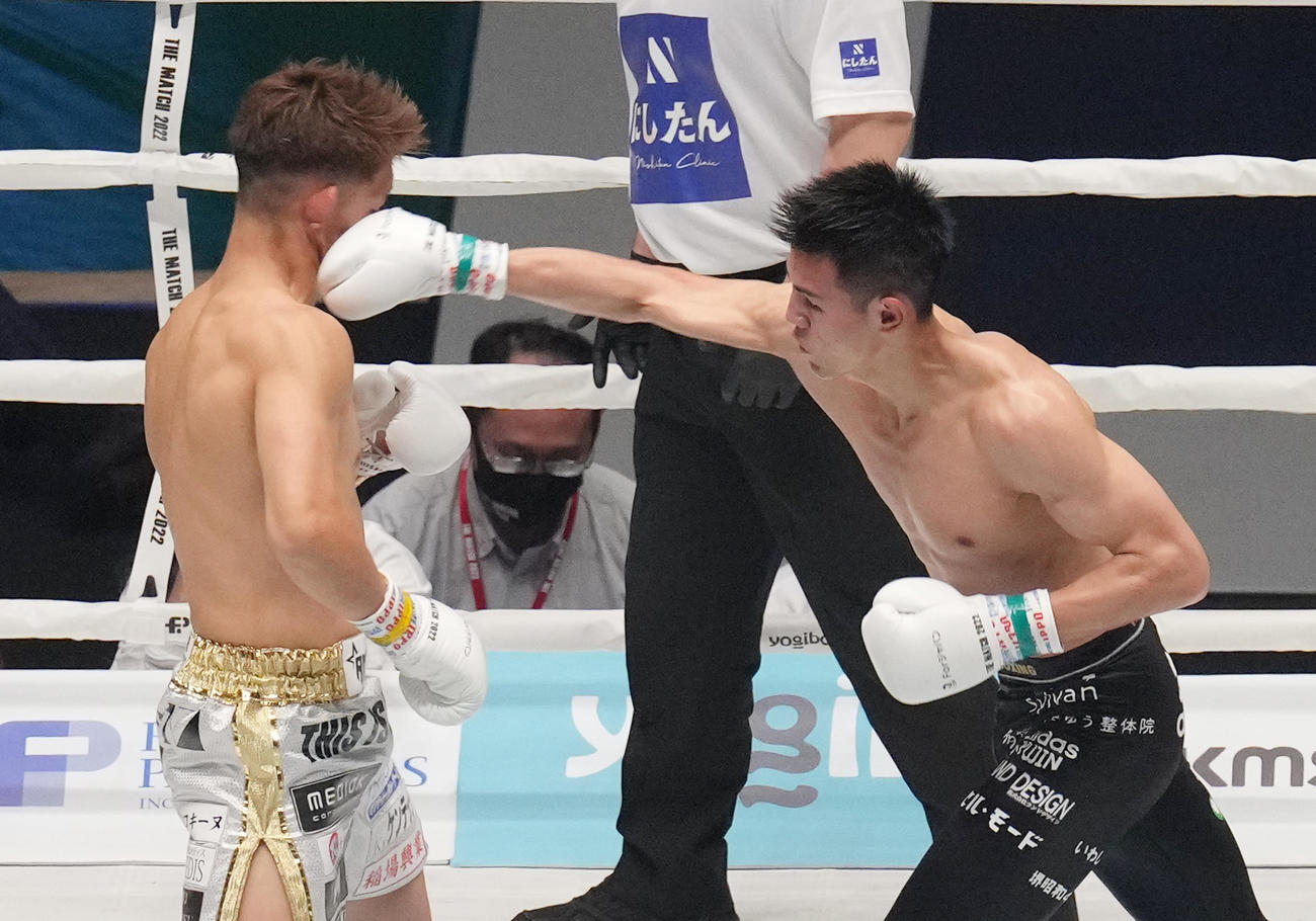 2回、野杁（左）の顔面にパンチを入れる海人（撮影・菅敏）