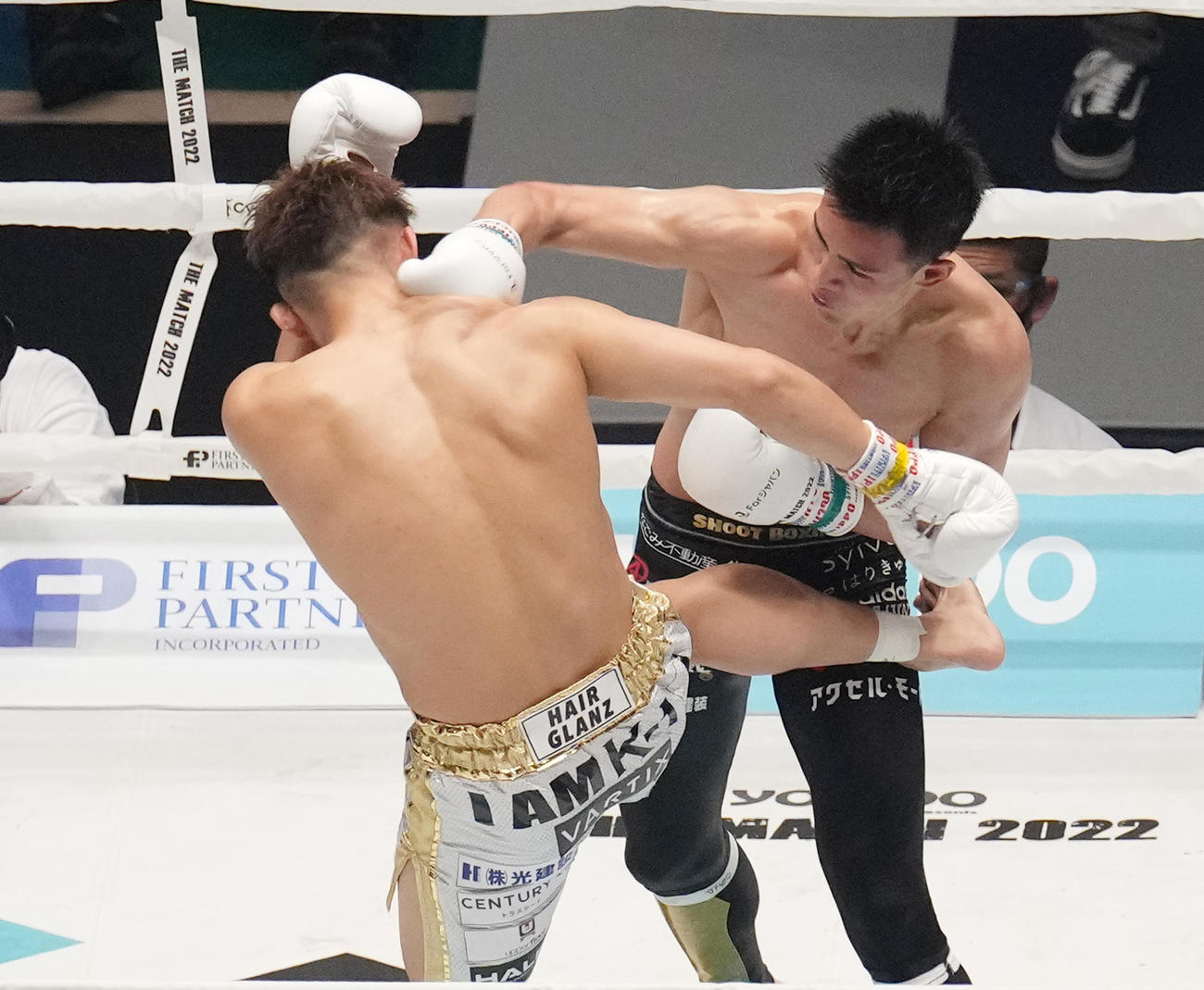 3回、野杁（左）の顔面にパンチを入れる海人（撮影・菅敏）