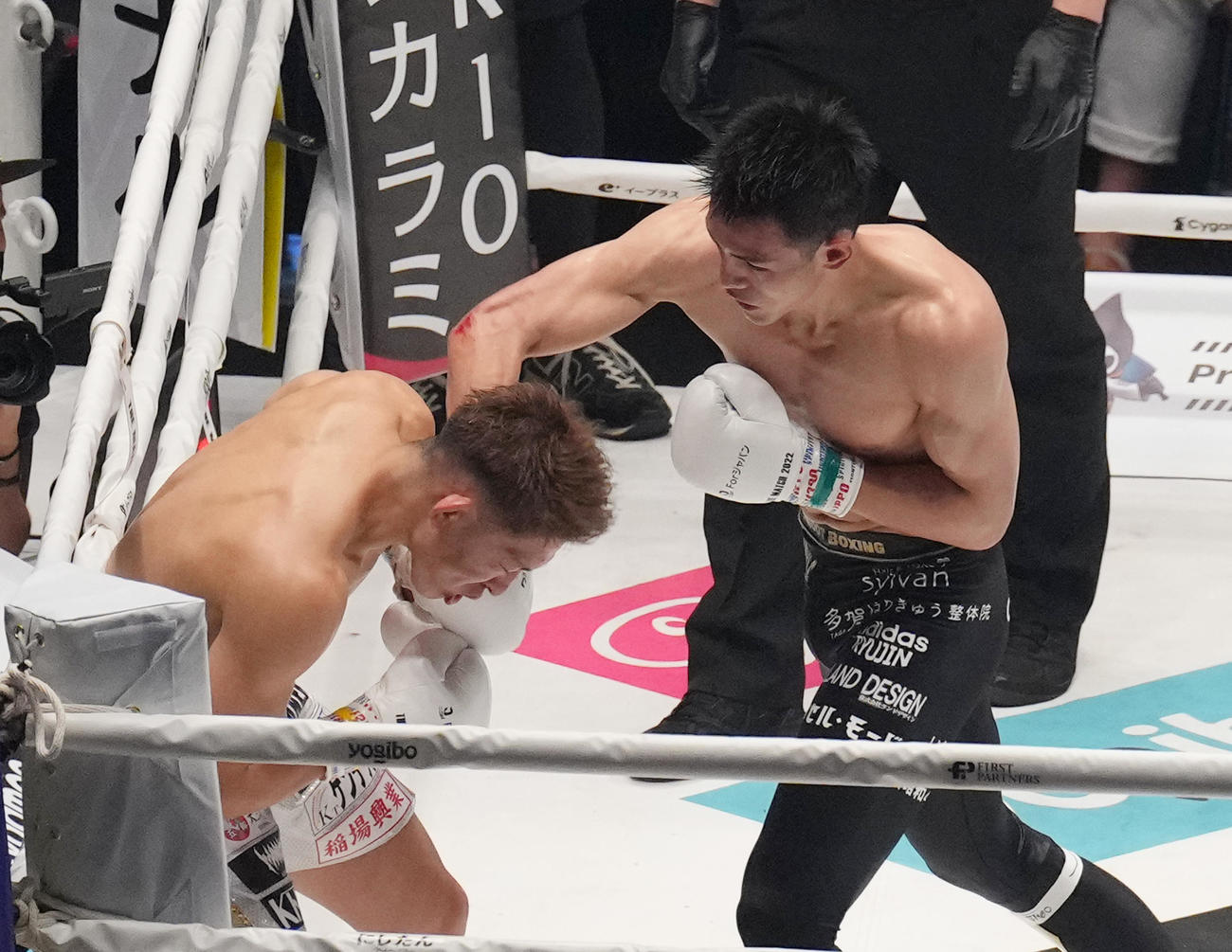 2回、野杁（左）の顔面にパンチを入れる海人（撮影・菅敏）