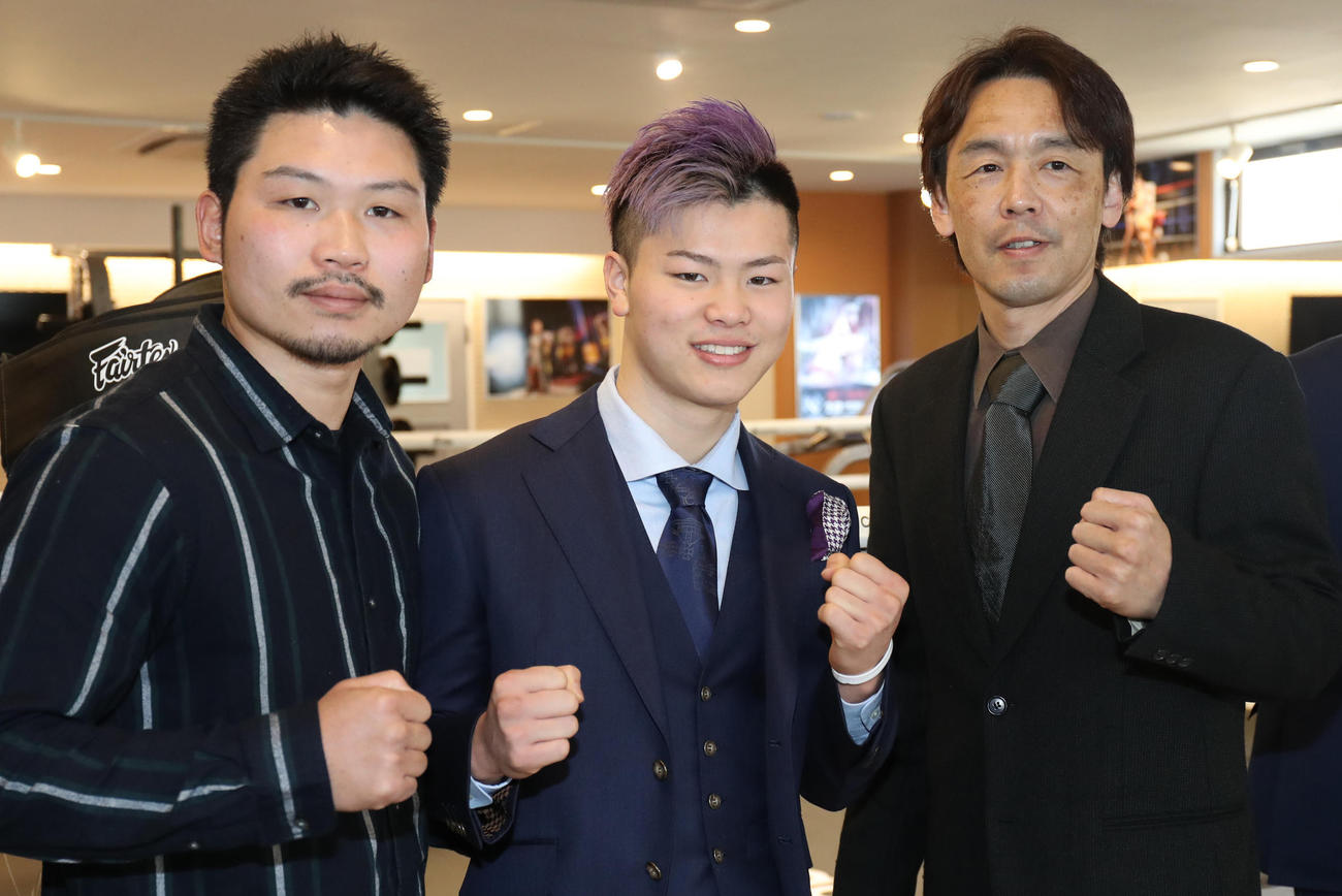 那須川天心（中央）と帝拳ジム葛西裕一トレーナー（右）。左は元WBC世界スーパーフェザー級王者三浦隆司氏（2018年2月撮影）