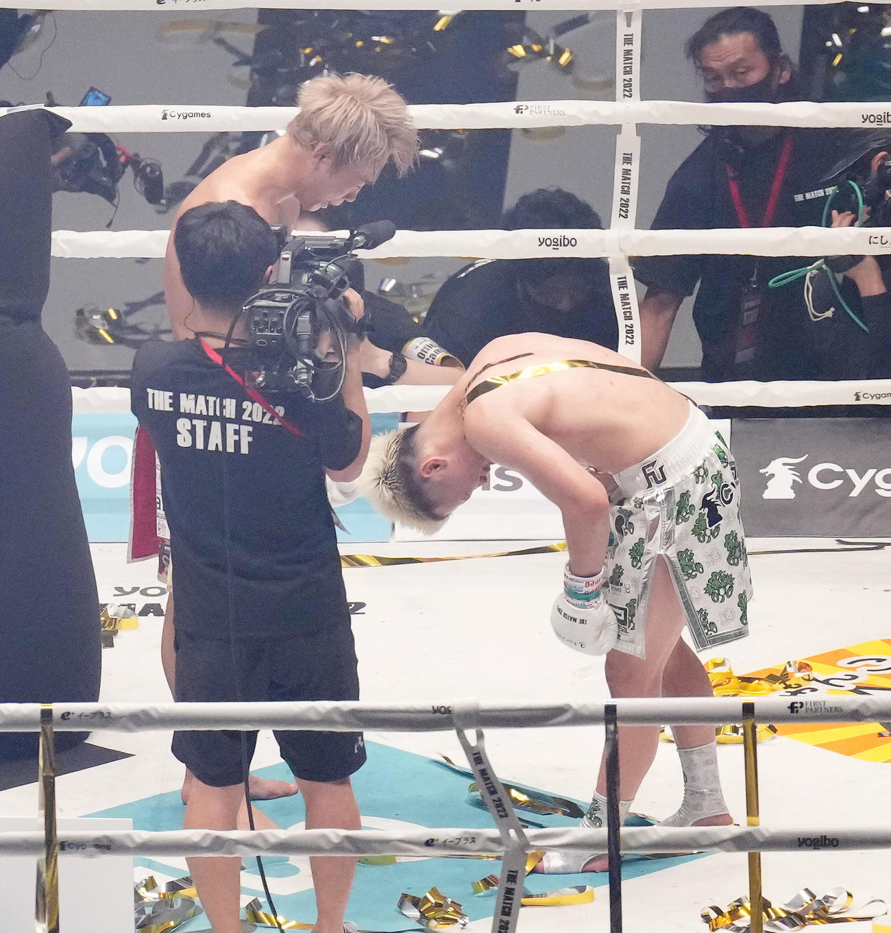 判定で武尊（左）に勝利し、深々と頭を下げる那須川天（撮影・菅敏）