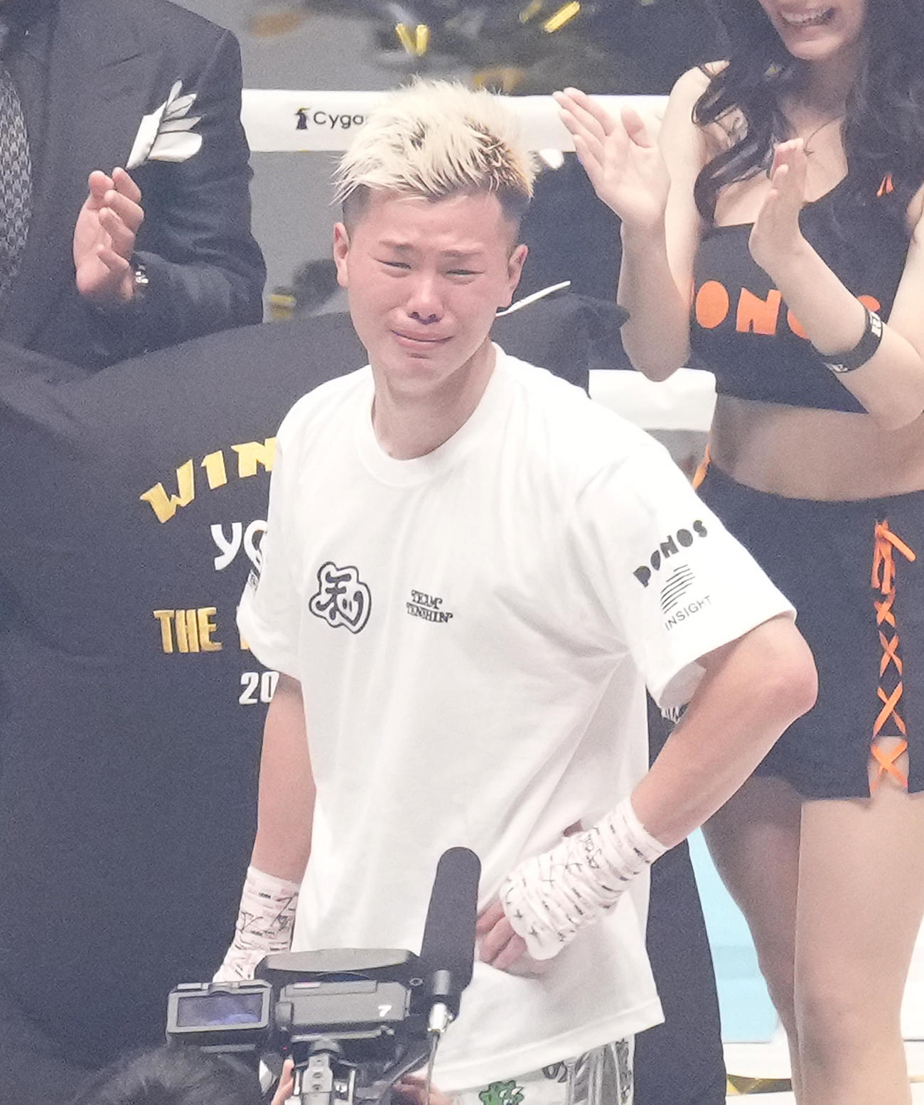 判定で武尊を破り涙ぐむ那須川天（撮影・菅敏）