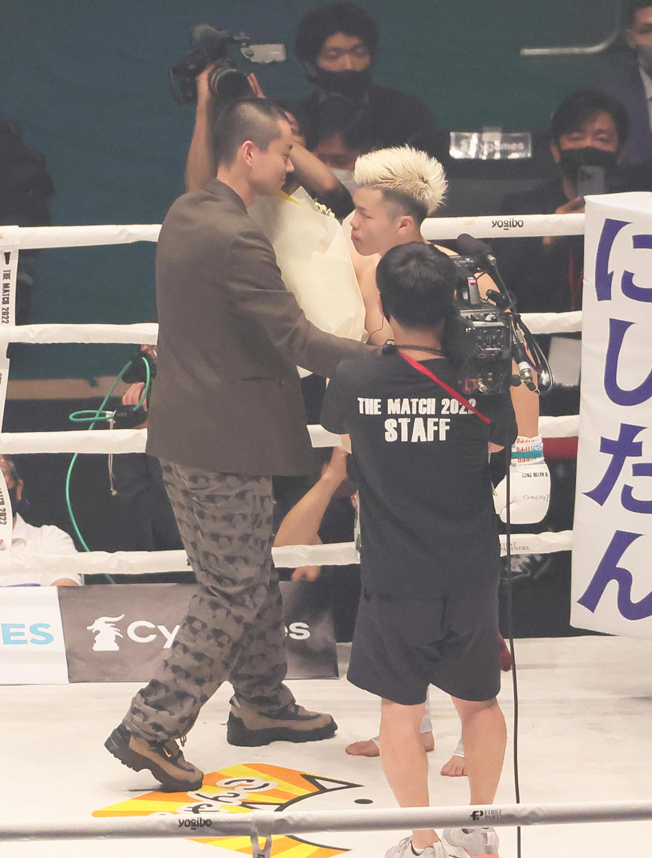 試合前、那須川（右）に花束を贈る菅田将暉（撮影・足立雅史）