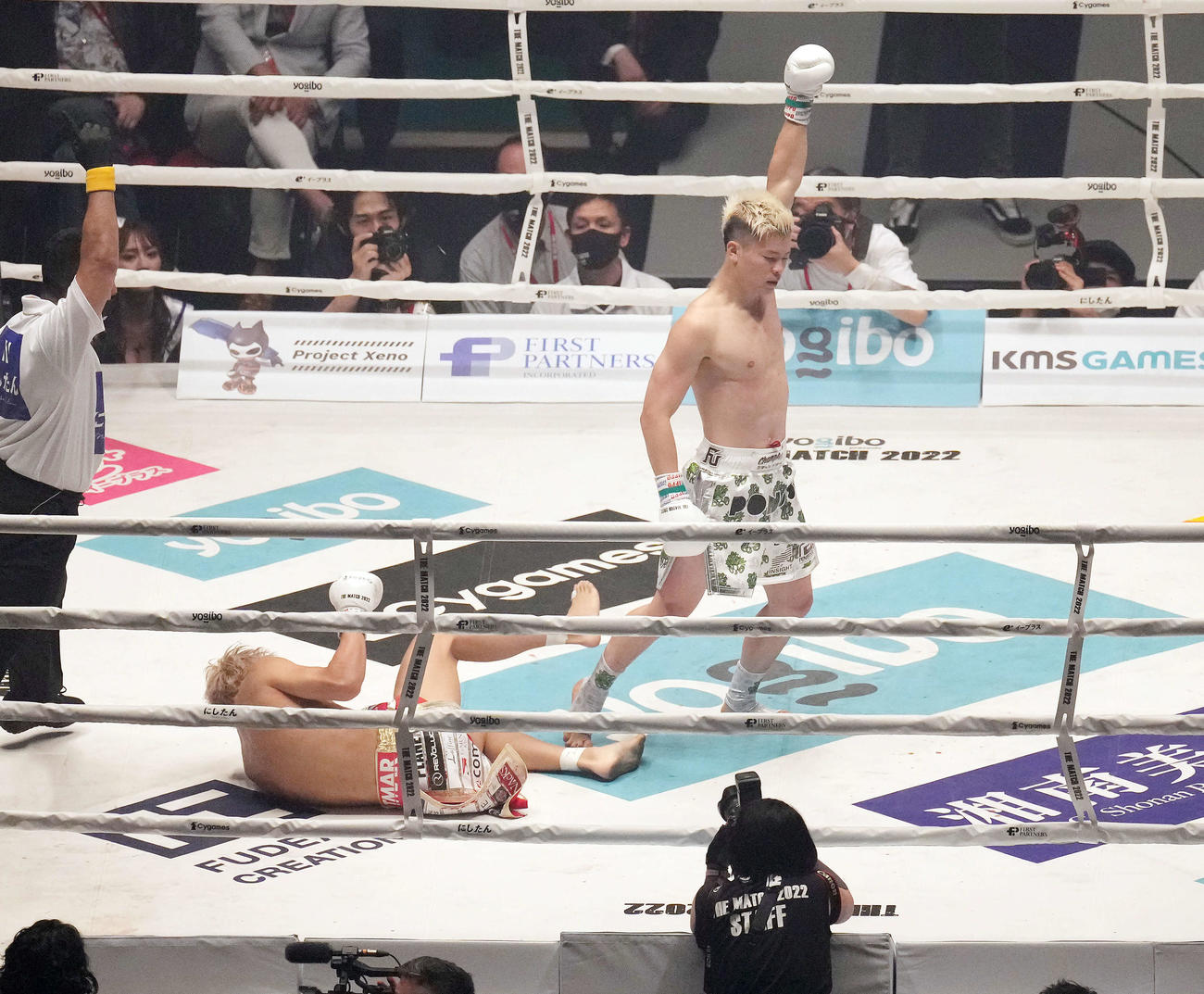 1回、那須川天（右）は武尊からダウンを奪う（撮影・菅敏）