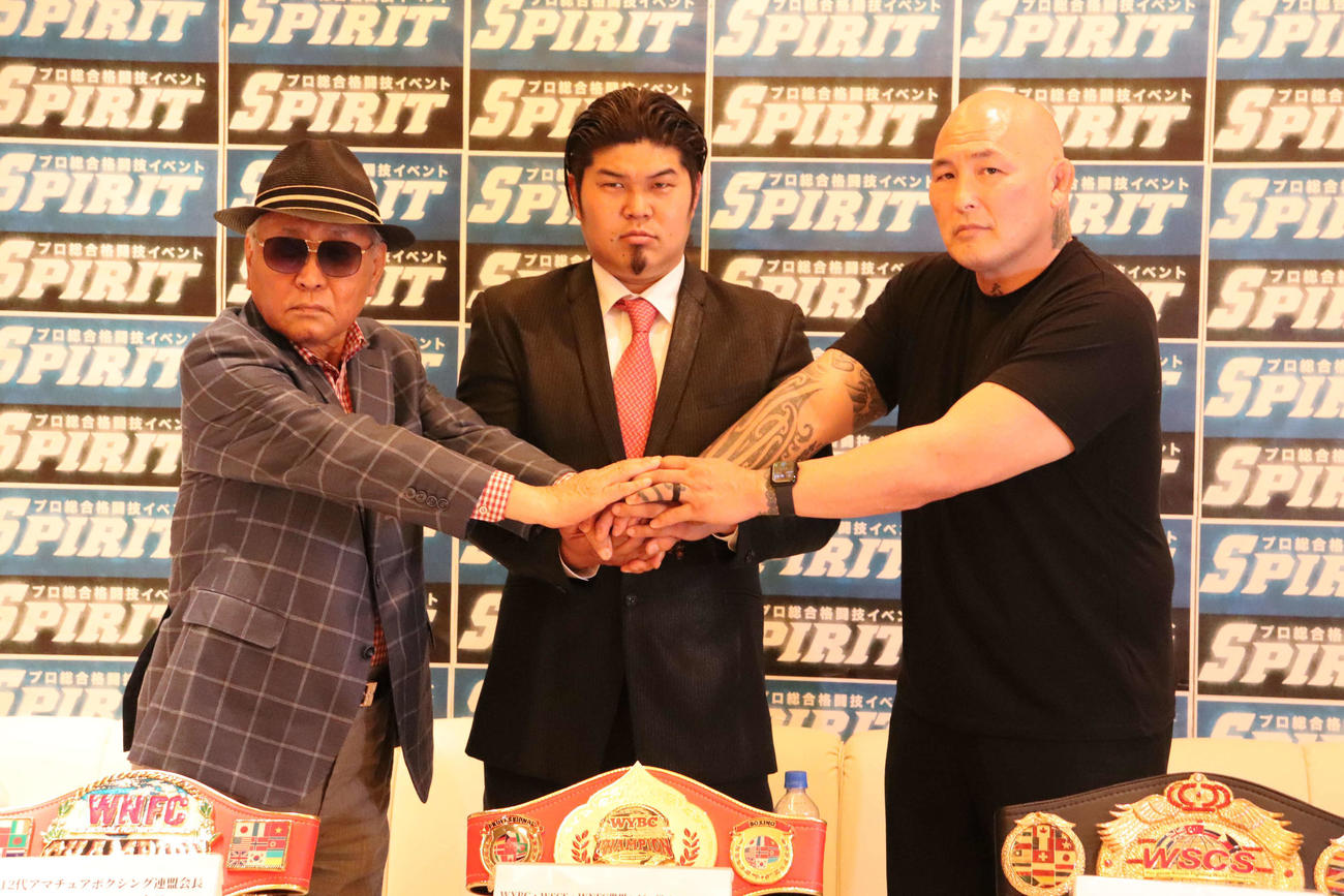 総合格闘技興行「SPIRIT」の会見に出席した（左から）山根明氏、高橋知哉、エンセン井上、（撮影者・波部俊之介）