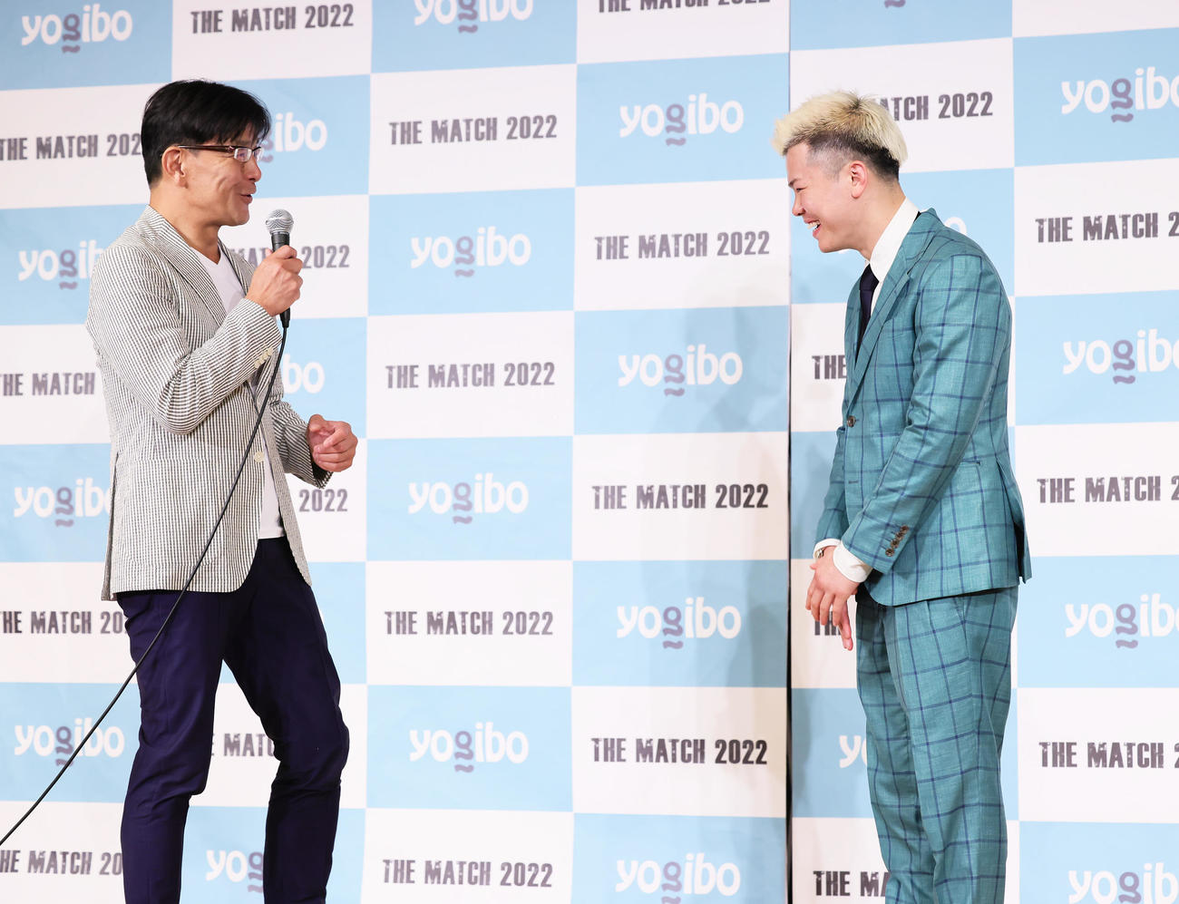 会見を終え、笑顔で会話を交わす榊原氏（左）と那須川（撮影・足立雅史）