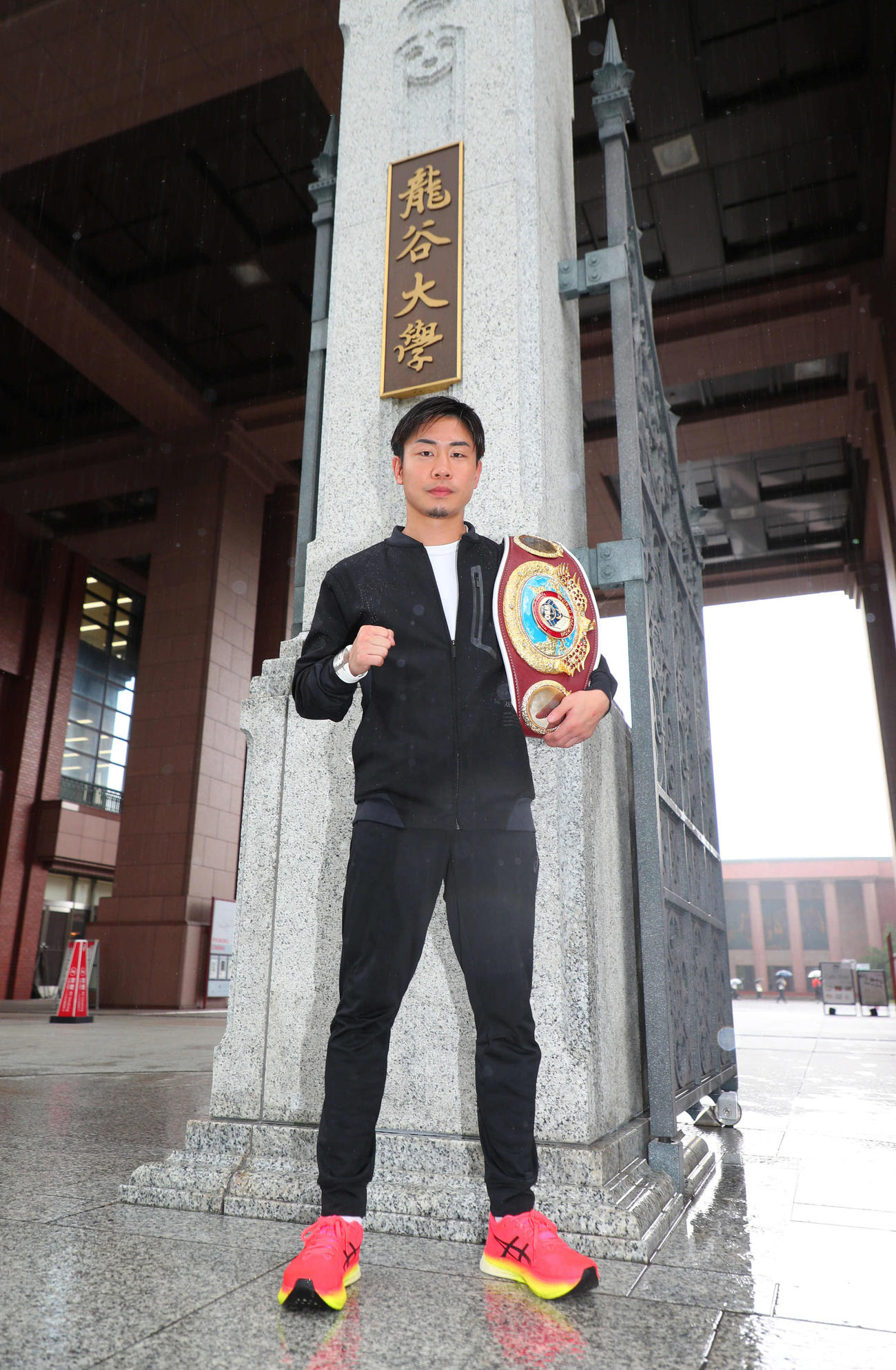 母校の龍谷大を訪問したボクシングWBO世界ミニマム級王者・谷口将隆（撮影・宮崎幸一）