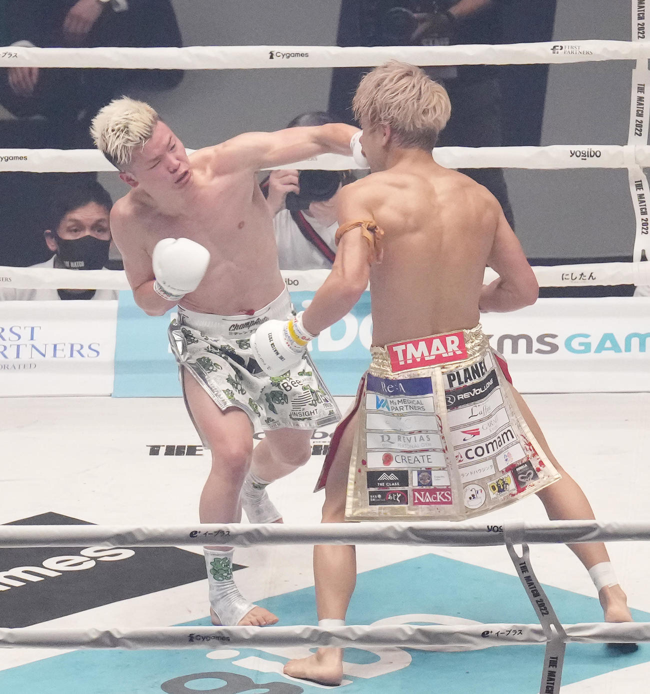 THE MATCH 2022　3回、那須川天心（左）は武尊にパンチを打ち込む（2022年6月19日撮影）