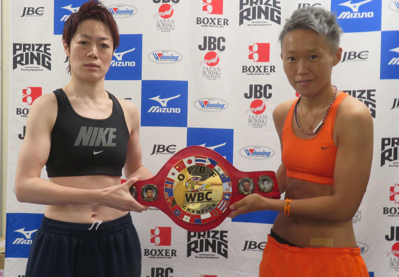 東洋太平洋女子バンタム級王座決定戦に臨む日本女子同級3位菊池真琴（左）と同級2位佐山万里菜