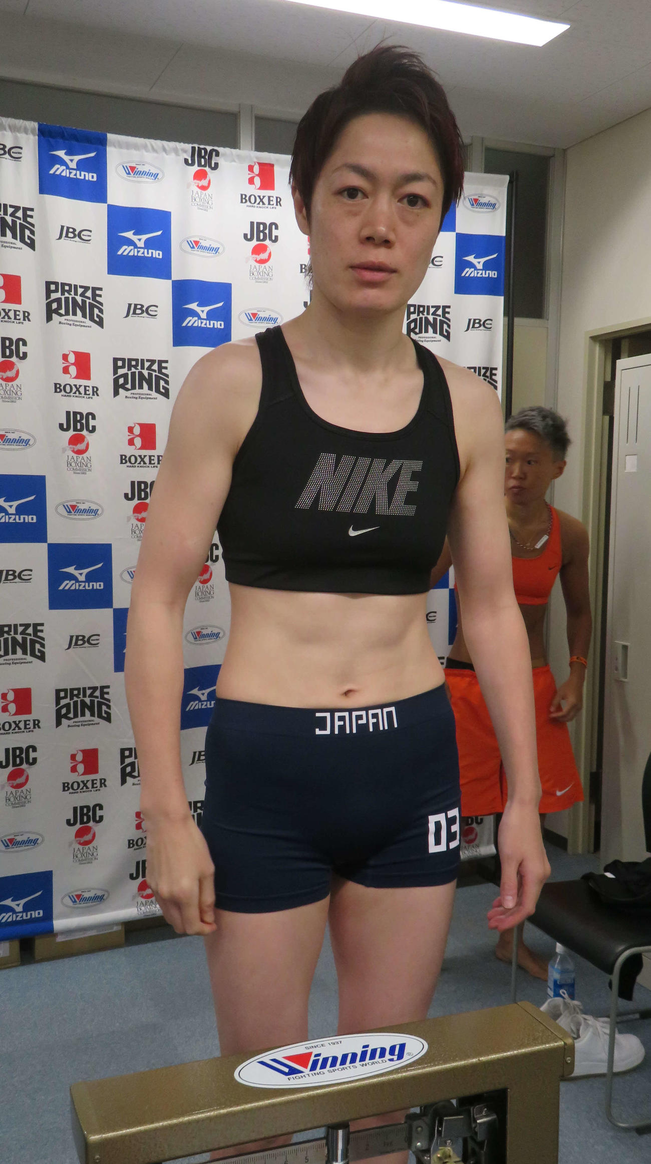 東洋太平洋女子バンタム級王座決定戦の前日計量をクリアした日本女子同級3位菊池真琴