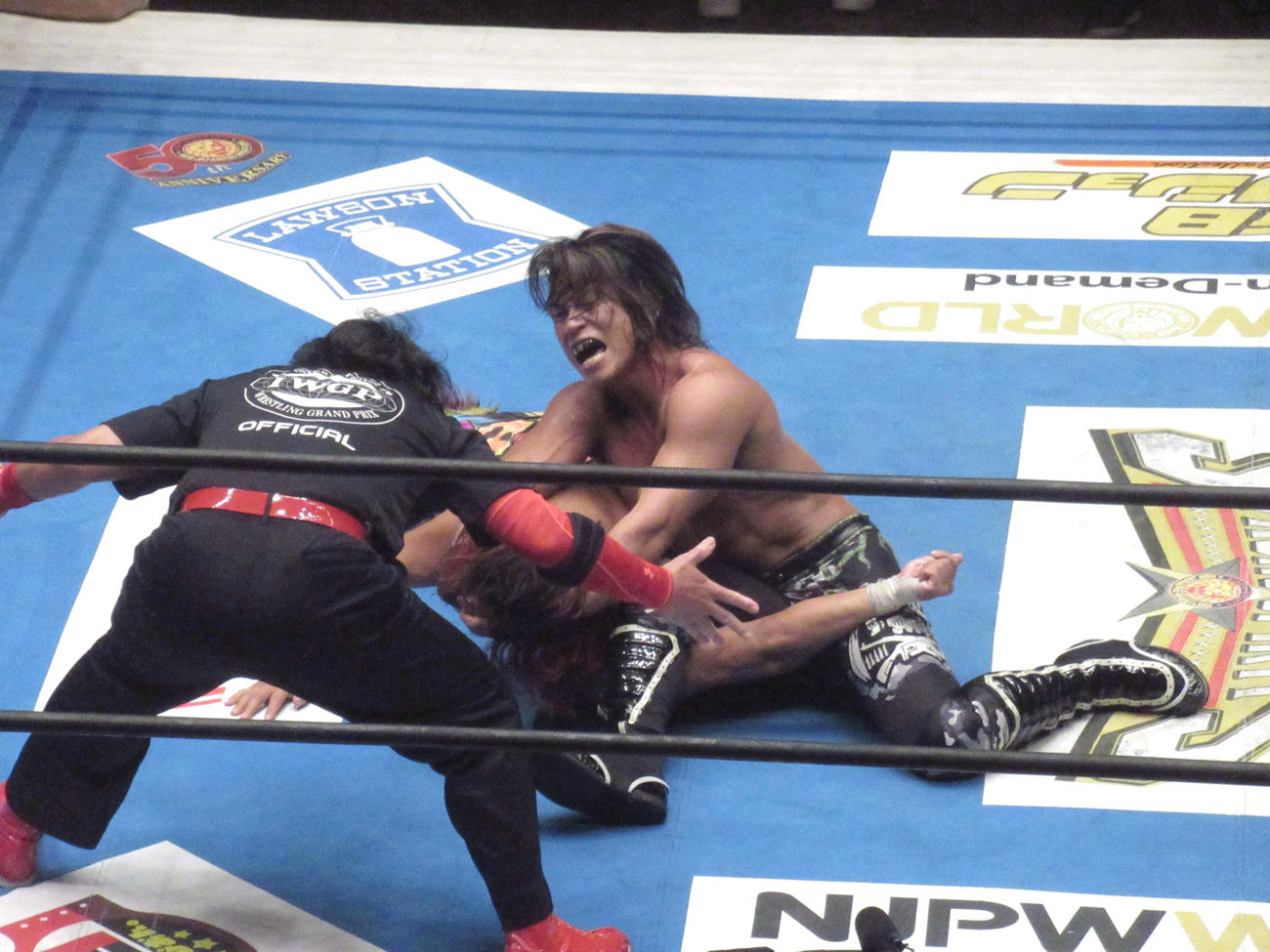 高橋ヒロム（左）をYes Lockにとらえる石森太二（撮影・勝部晃多）