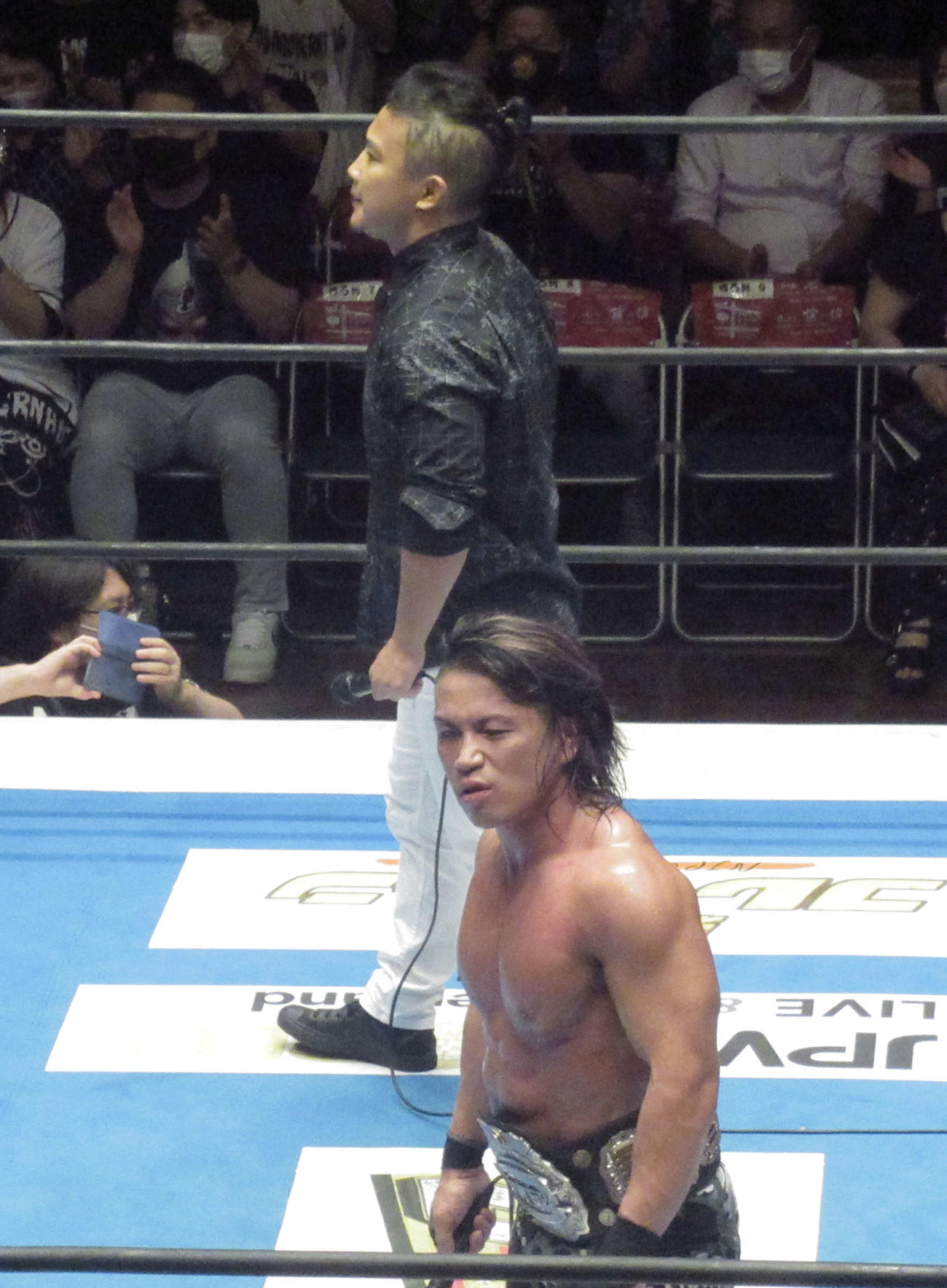 KUSHIDA（上）の登場に不快感をあらわにする石森（撮影・勝部晃多）