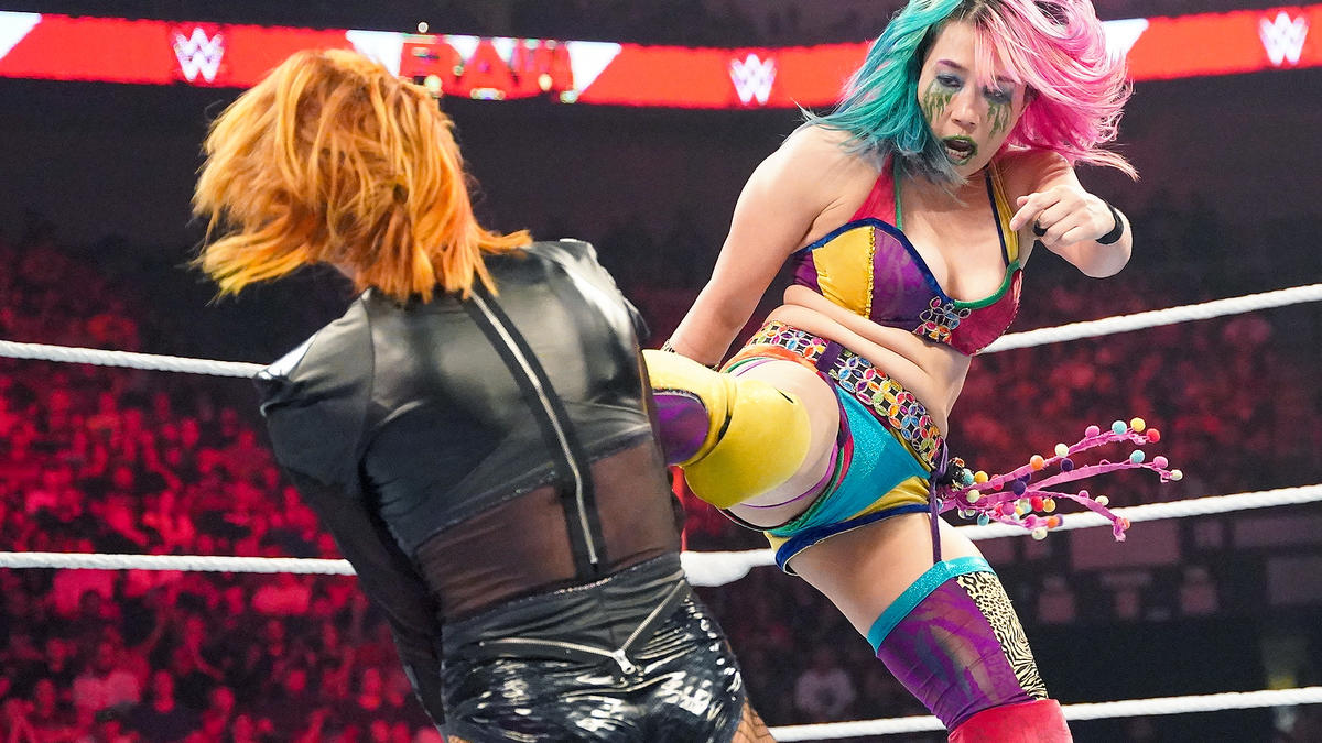 リンチ（左）にミドルキックを放ったアスカ（C）2022 WWE, Inc. All Rights Reserved.