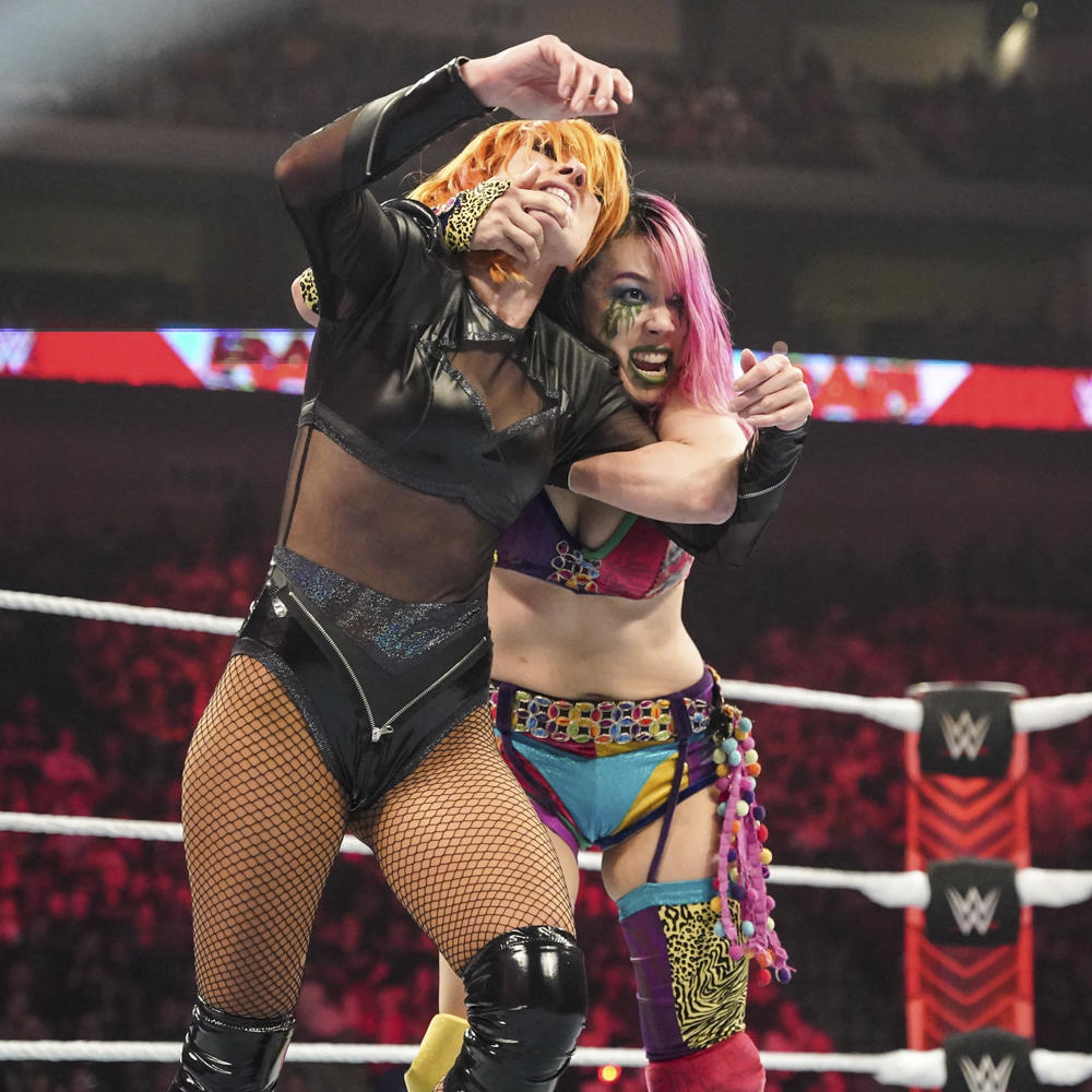 リンチ（左）と激しい攻防を繰り広げたアスカ（C）2022 WWE, Inc. All Rights Reserved.