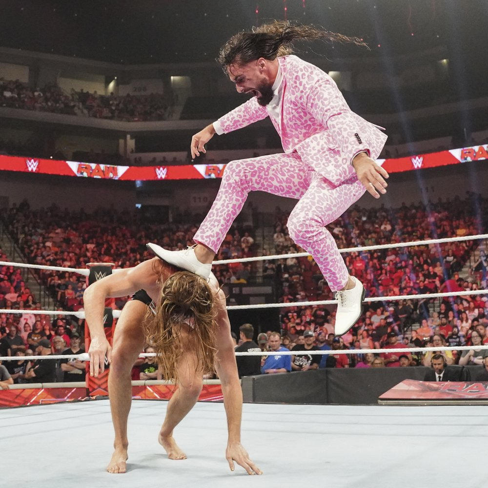 リドル（下）にカーブストンプを狙うロリンズ（C）2022 WWE, Inc. All Rights Reserved.