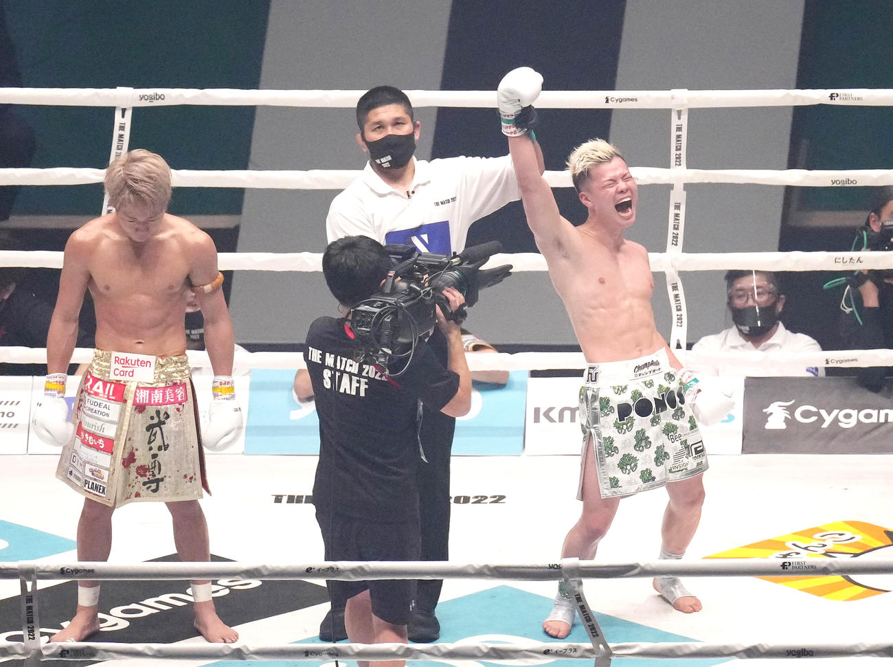 19日、武尊（左）に判定勝ちした那須川天心は雄たけびを上げる