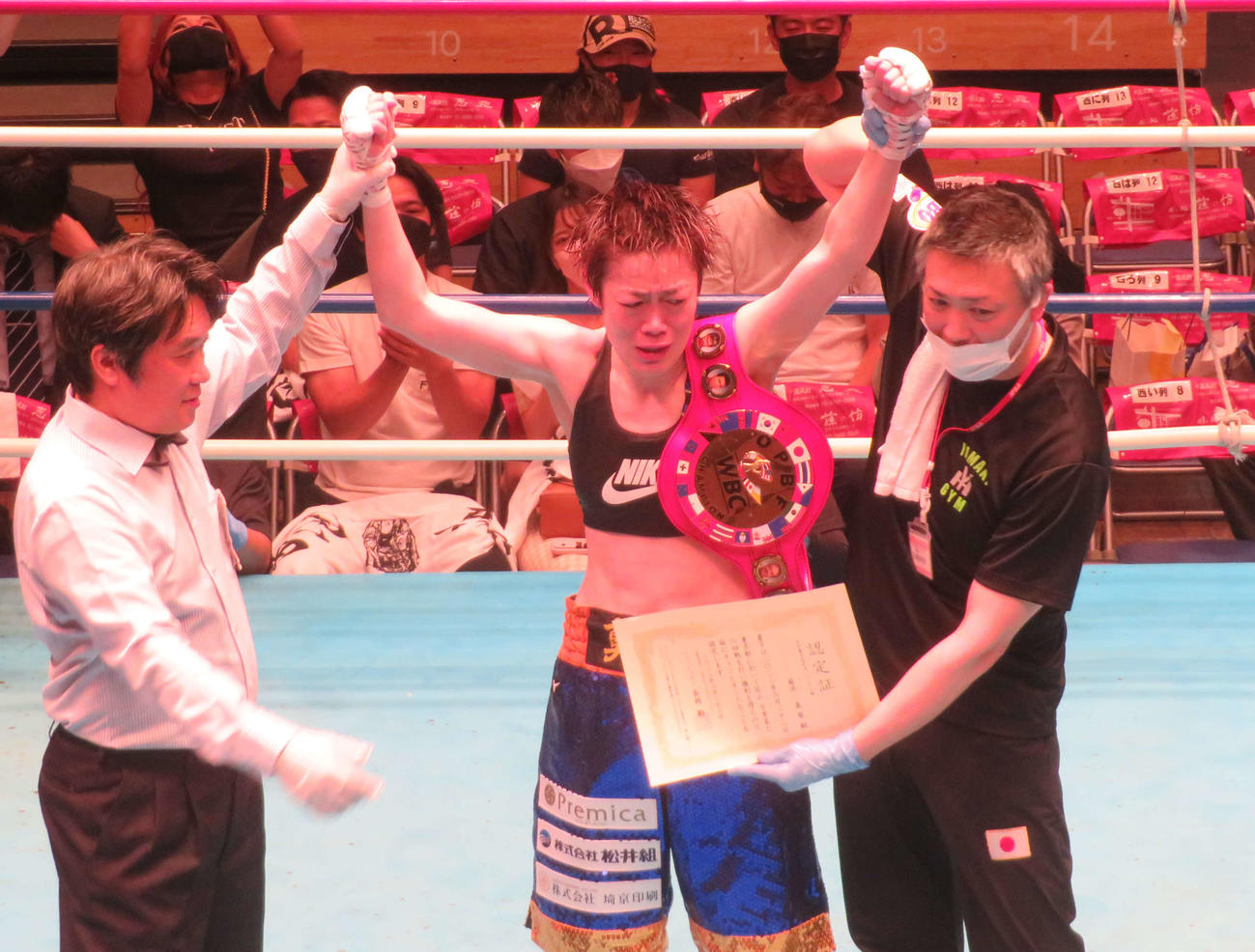 プロ3戦目で東洋太平洋女子バンタム級王座を獲得した菊池真琴（中央）