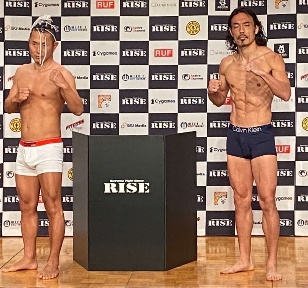 「RISE159」の前日計量に臨んだ安彦考真（右）と対戦相手のYO UEDA
