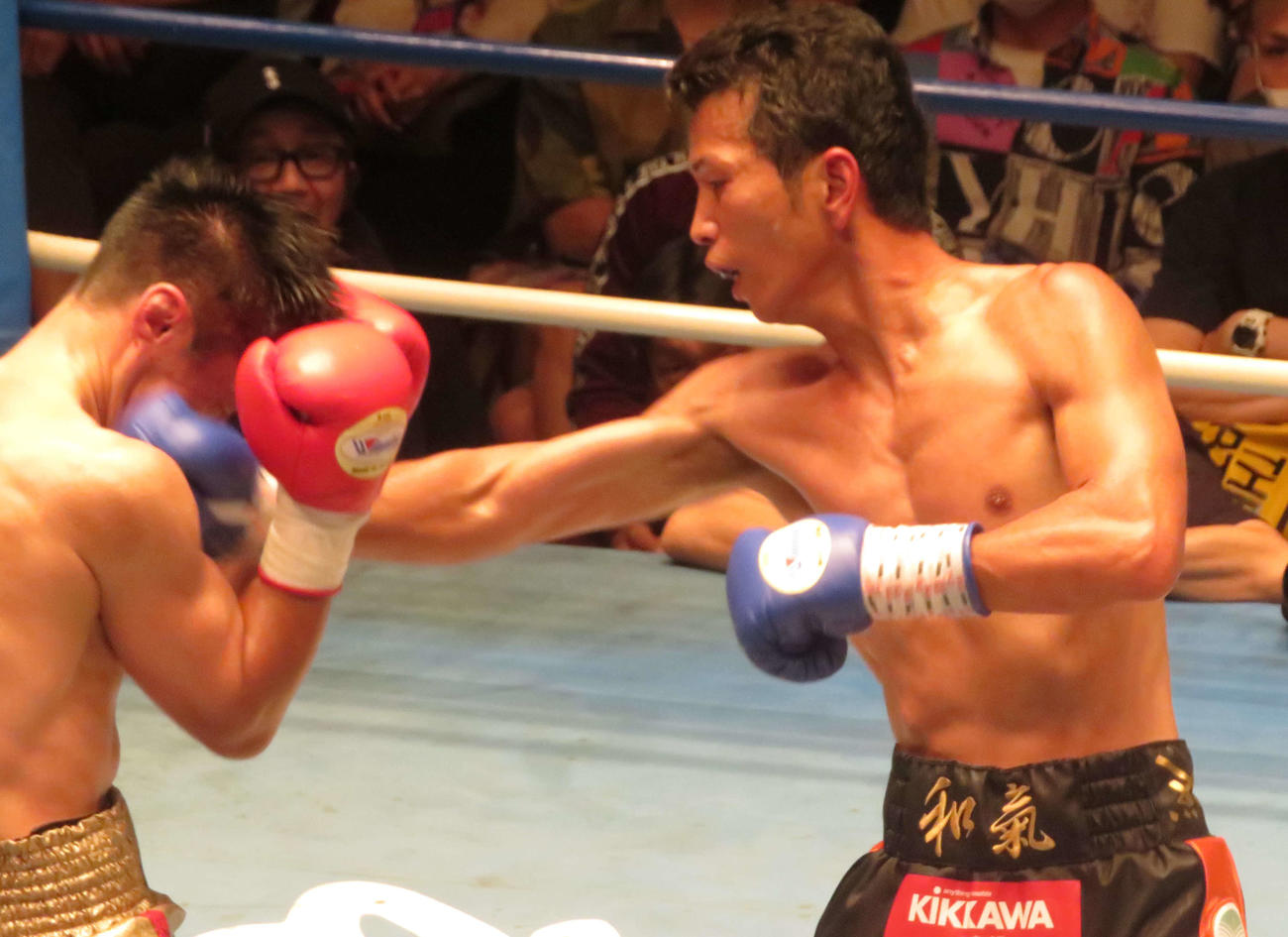 右ジャブをねじ込む元東洋太平洋スーパーバンタム級王者和気（右）