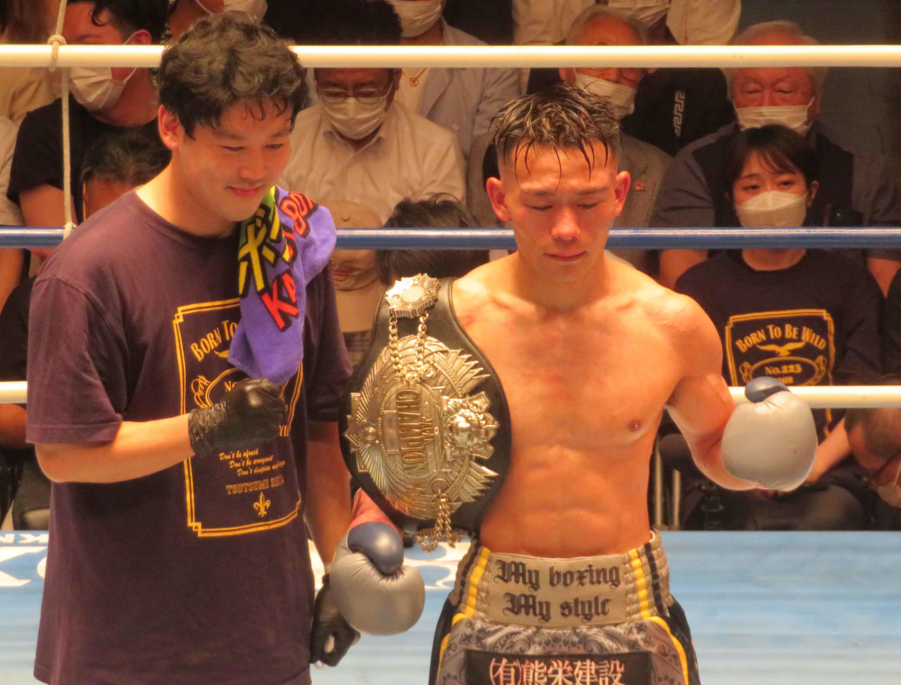 日本バンタム級王座を獲得した堤聖也（右）。左は石原雄トレーナー