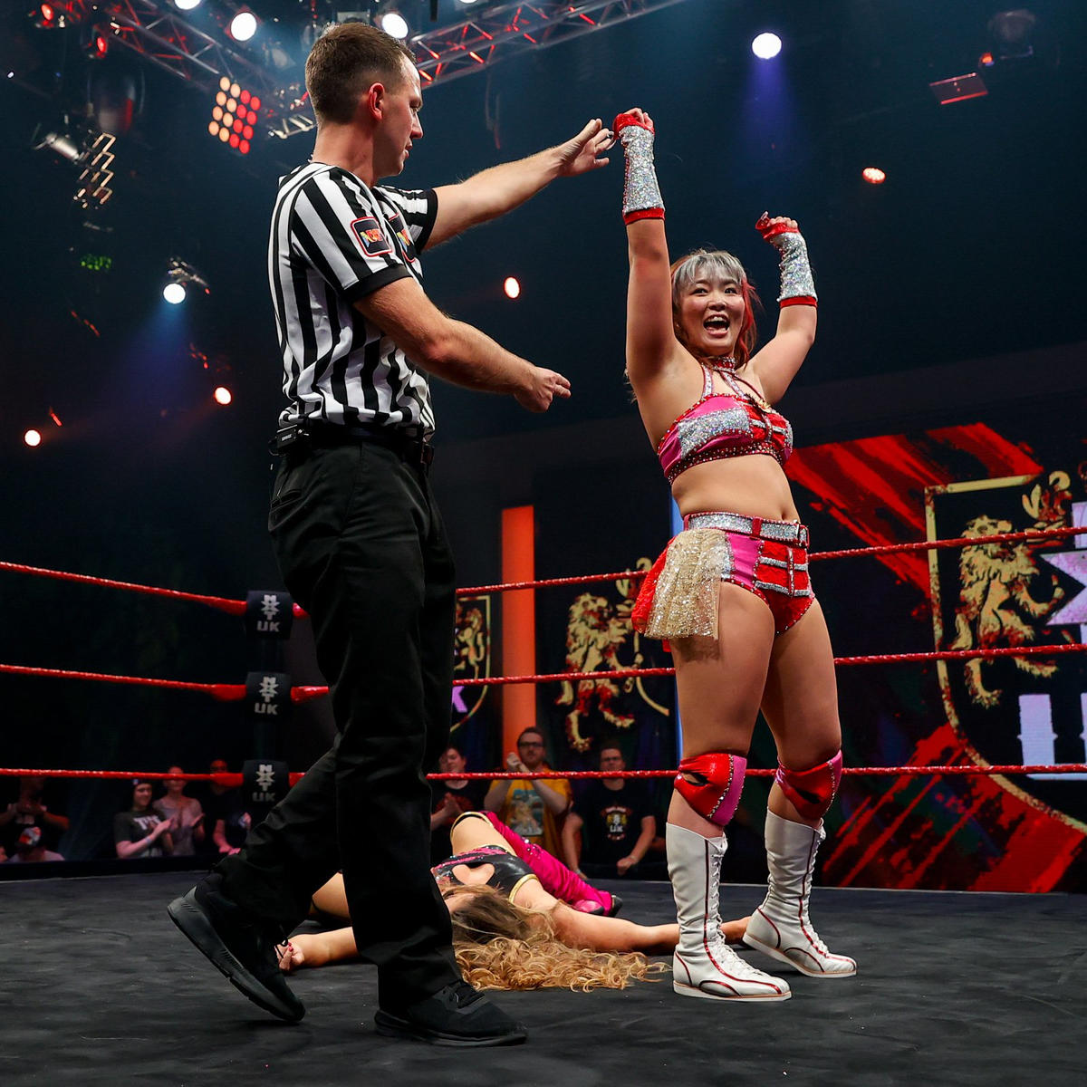 ニーナ・サミュエルズとのUKデビュー戦を制し、勝ち名乗りを受けたサレイ（右）（C）2022 WWE, Inc. All Rights Reserved.