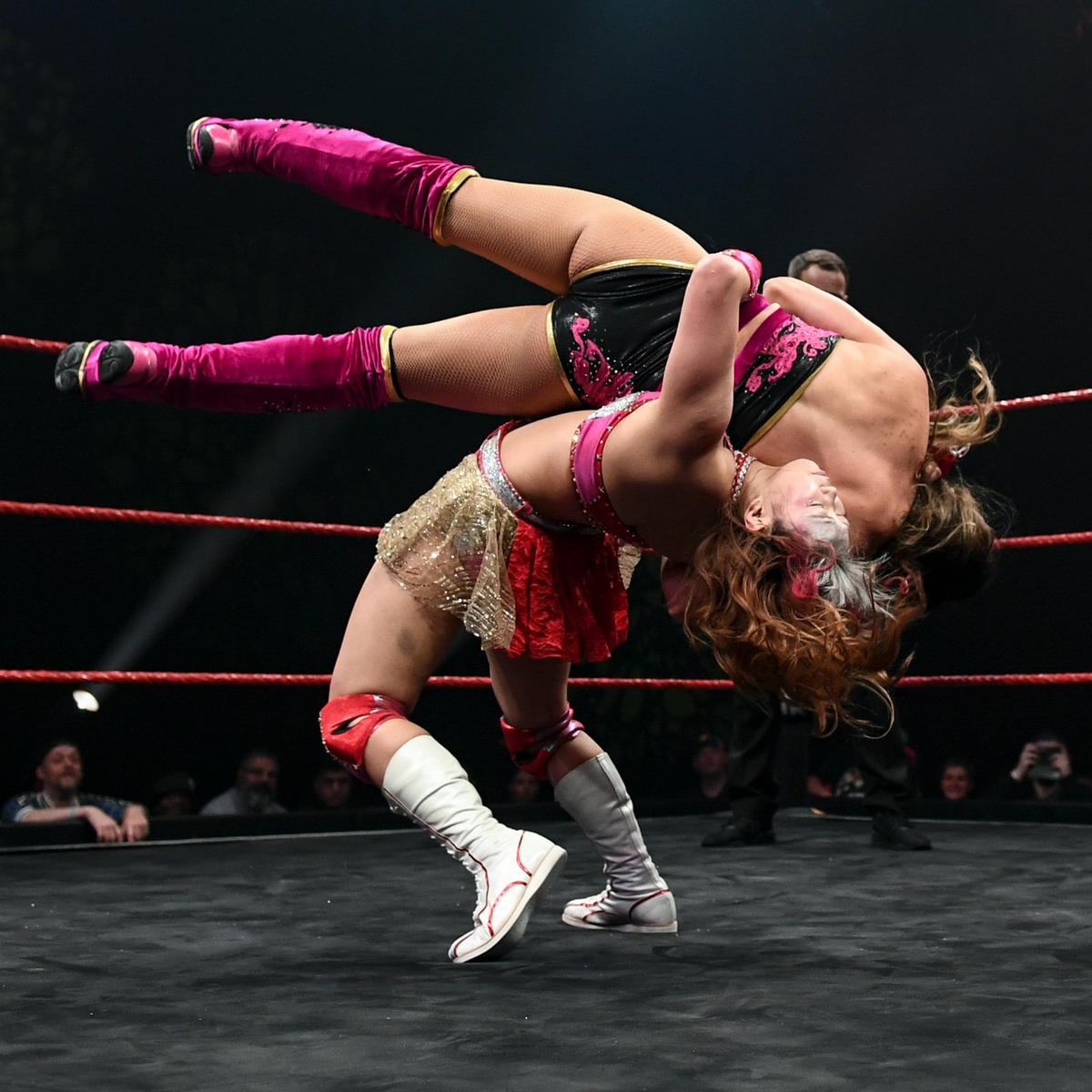 ニーナ・サミュエルズ（上）に裏投げを仕掛けるサレイ（C）2022 WWE, Inc. All Rights Reserved.
