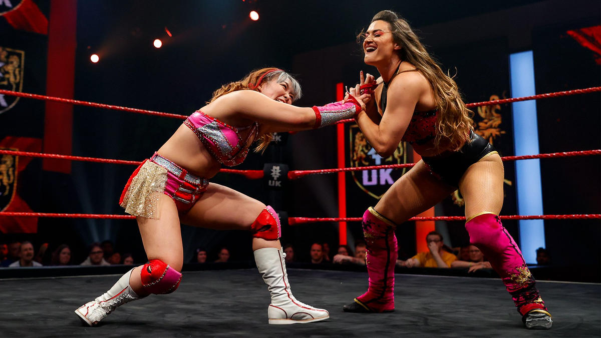 UKデビュー戦でニーナ・サミュエルズ（右）と対戦したサレイ（C）2022 WWE, Inc. All Rights Reserved.