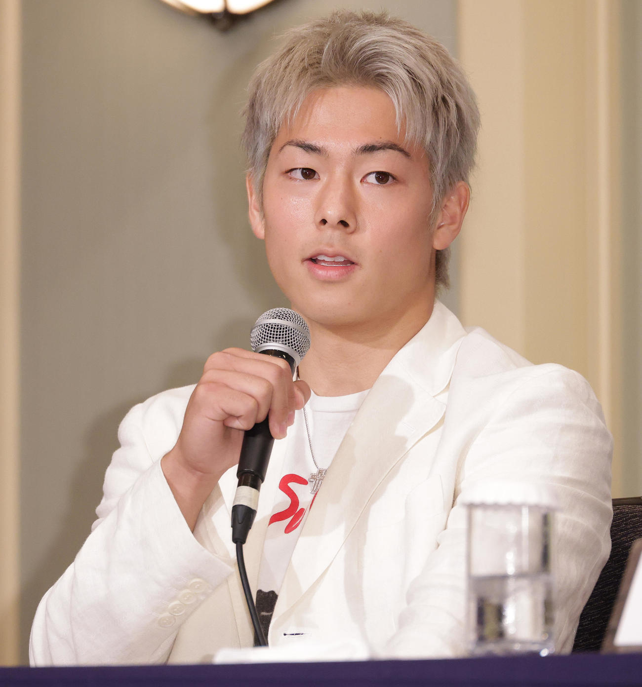 対戦相手が決まり会見を行う三浦孝太（撮影・中島郁夫）