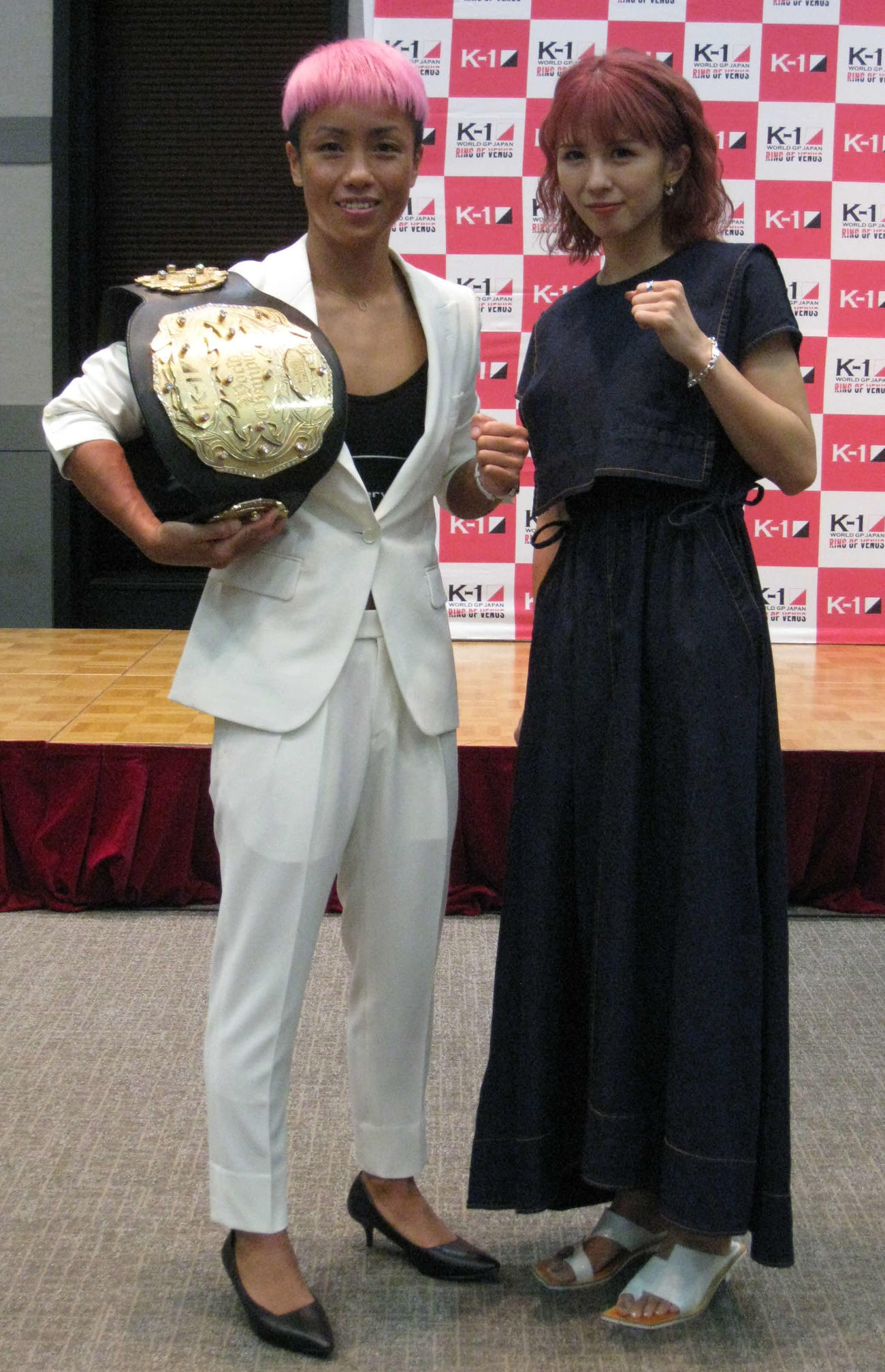 フォトセッションを終え、リラックスした表情に戻ったK－1女子フライ級王者KANA（左）とジム後輩の菅原美優（撮影・吉池彰）
