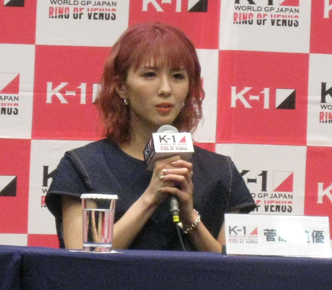 会見で戴冠への決意を述べる菅原美優（撮影・吉池彰）