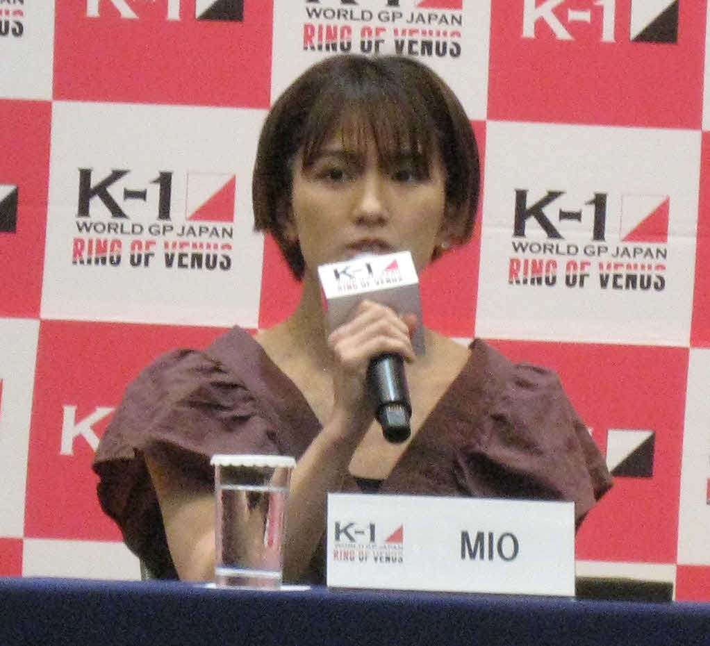 会見で闘志を見せるMIO（撮影・吉池彰）