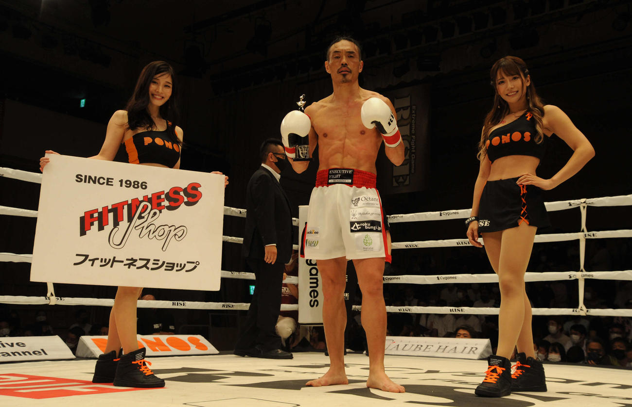 「RISE159」でYO UEDAに勝利した安彦考真（中央）（撮影・松尾幸之介）