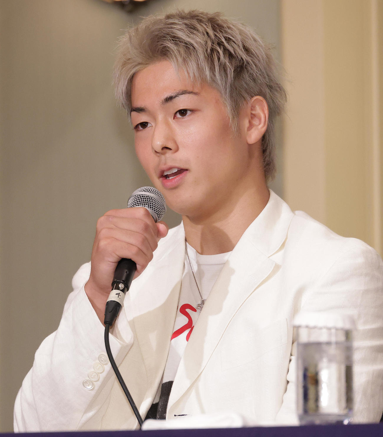対戦相手が決まり会見を行う三浦孝太（撮影・中島郁夫）