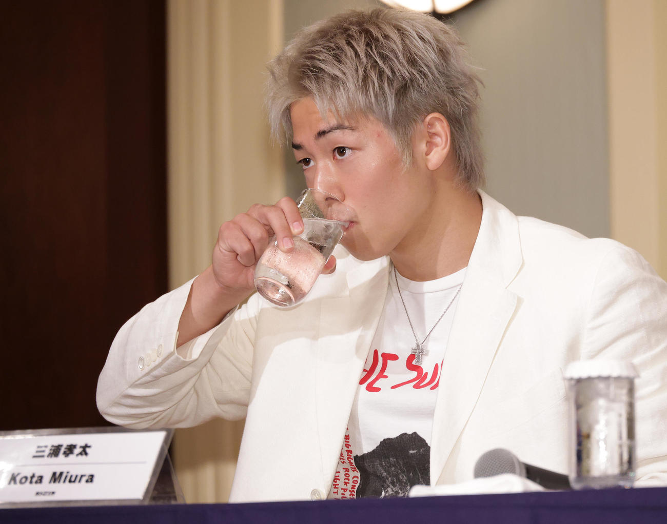 対戦相手が決まり会見を行う三浦孝太（撮影・中島郁夫）